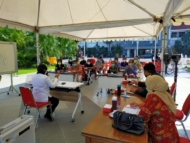 Sesi audiensi antara Pemerintah Kota Surabaya dan Ikatan Dokter Indonesia (IDI) dan perwakilan rumah sakit di Surabaya.