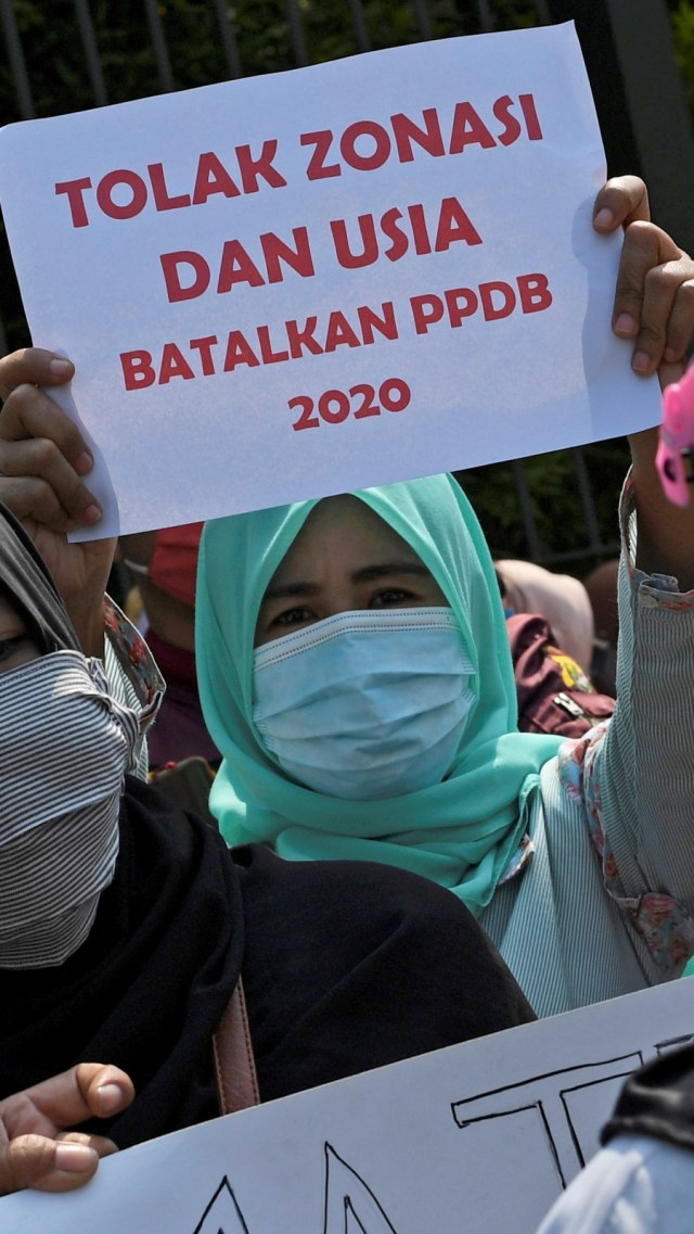 Orang tua murid berunjuk rasa di depan kantor Kemendikbud, Jakarta, Senin (29/6). Foto: Wahyu Putro A/Antara Foto