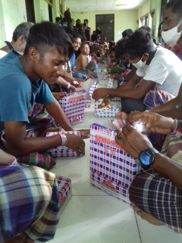 Pengungsi Rohingya yang terdampar di Aceh makan siang bersama di posko penampungan. Foto: Yayasan Geutanyoe untuk acehkini