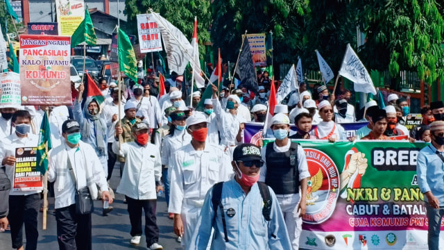 Ribuan orang dari berbagai organisasi masyarakat (Ormas) di Kabupaten Brebes menggelar unjuk rasa di depan kantor DPRD Brebes, Senin, 29 Juni 2020. (Foto: Fajar Eko)
