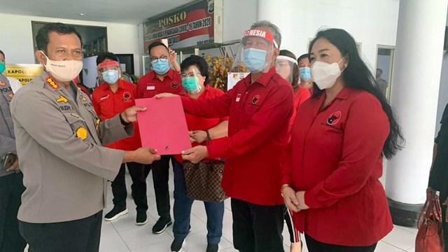 Penyerahan berkas laporan dari kader PDI Perjuangan Sulawesi Utara ke Kepolisian, terkait dengan aksi pembakaran bendera PDI Perjuangan di Jakarta beberapa waktu lalu (foto: istimewa)