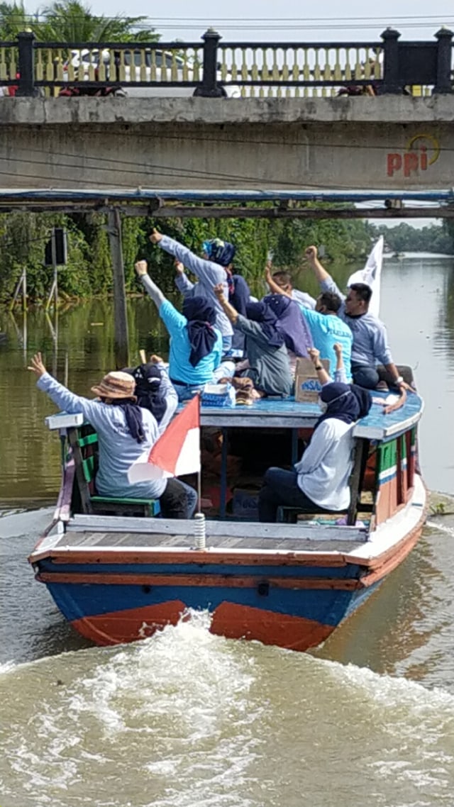 Relawan Haji Denny Susur Sungai di Banjarmasin. Foto: Dok. Relawan