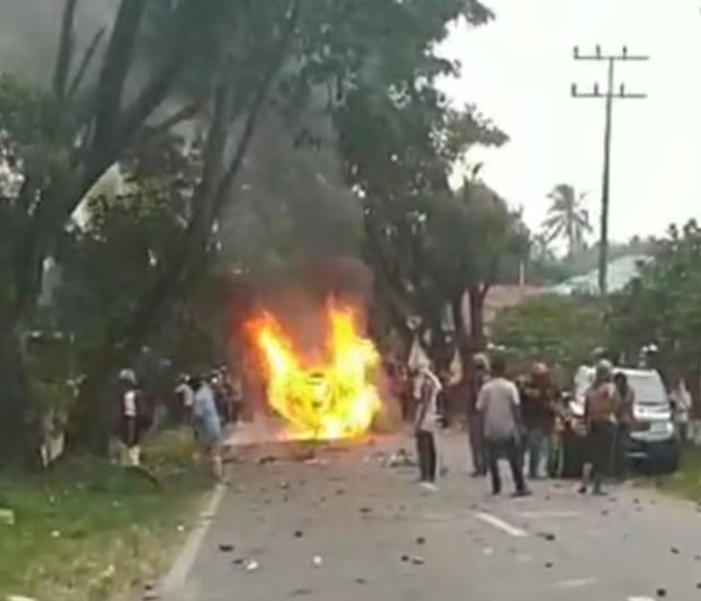 Mobil Wakapolres Madina yang dibakar massa. Foto: Istimewa