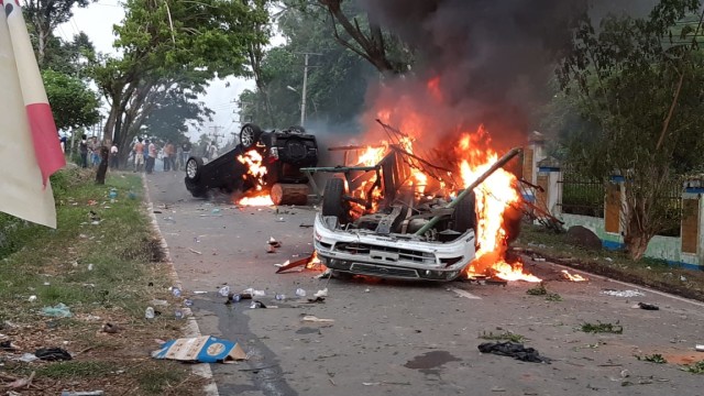Mobil Wakapolres Madina yang dibakar massa. Foto: Istimewa