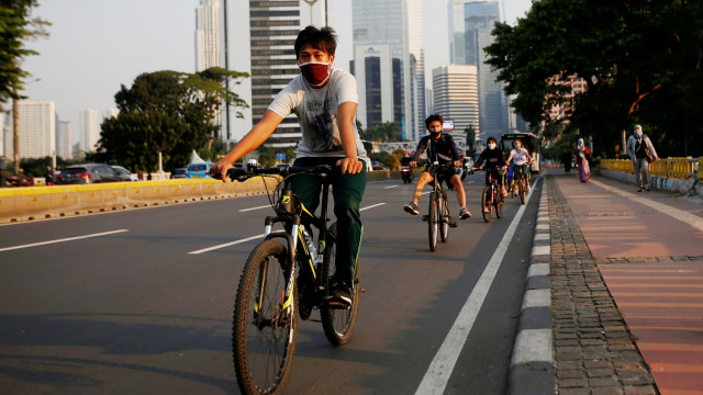 Sejumlah warga mengendarai sepeda di Jakarta. Foto: Willy Kurniawan/REUTERS