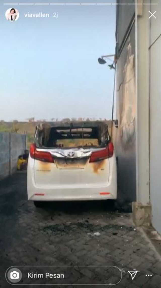 Mobil Via Vallen terbakar. Foto: Instagram/@viavallen