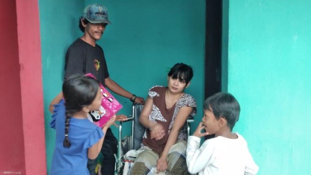 Paramita (tengah), salah seorang ibu rumah tangga di Palu yang lumpuh setelah kedua kaki dan tangan kirinya ditimpa bangunan pada peristiwa gempa 28 September 2018 lalu. Foto: Kristina Natalia/PaluPoso 