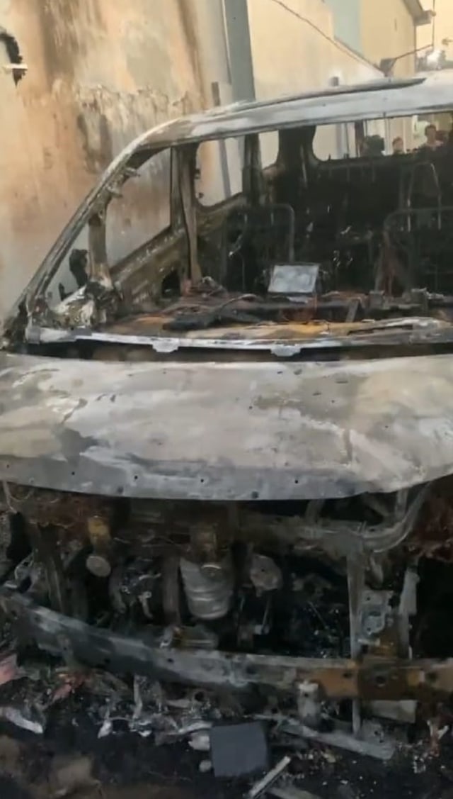 Toyota Alphard milik Via Vallen yang habis terbakar. Foto: dok. Tangkapan Layar Instagram Story Via Vallen