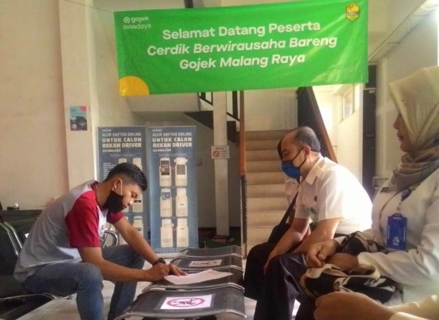 Petugas Bapenda Kota Malang meminta klarifikasi ke kantor Gojek Malang, pada Selasa (30/6/2020), setelah sebelumnya tiga kali mengirim undangan dan tidak dihadiri pihak Gojek.