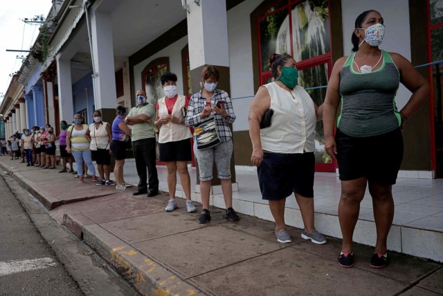 Puluhan warga mengantre membeli makanan di Artemisa, Kuba. Foto: Alexandre Meneghini/Reuters