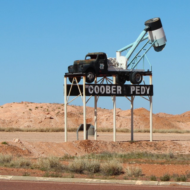 Papan nama Kota Coober Pedy di Australia Foto: Shutterstock