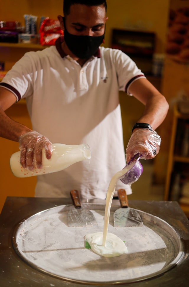 Proses pembuatan es krim corona di toko Roll Zone, Kairo, Mesir. Foto: Amr Abdallah Dalsh/REUTERS
