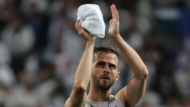 Pjanic pada sebuah laga di Liga Champions. Foto: Susana Vera/Reuters