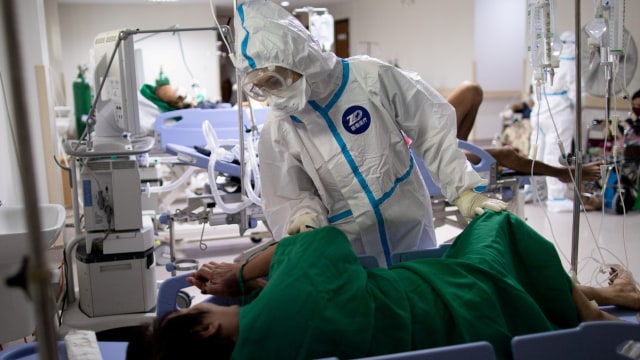 Dokter Jan Claire Dorado merawat pasien yang terinfeksi virus corona di East Avenue Medical Center, di Quezon City, Metro Manila, Filipina. Foto: Eloisa Lopez/REUTERS