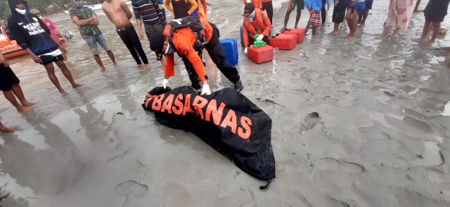 Anggota tim SAR berhasil menemukan nelayan hilang di perairan cempedak dalam kondisi meninggal dunia. Foto: Humas Basarnas Kendari.