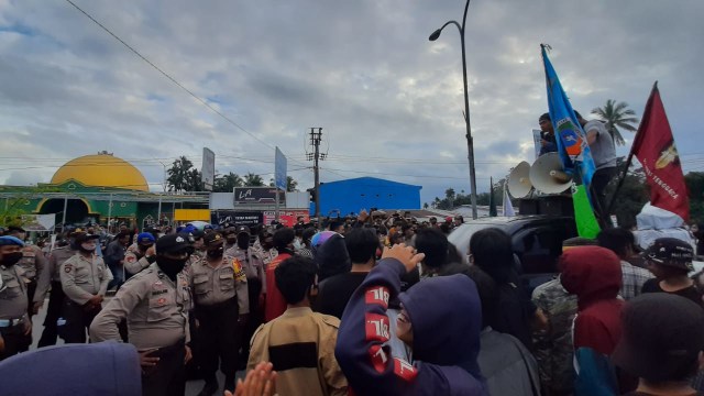 Aksi demonstrasi tolak TKA China di perempatan Bandara Halu Oleo Kendari. Foto: Geraldy Rakasiwi/kendarinesia.