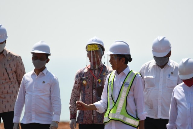 Presiden Joko Widodo didampingi para Menteri dan Bupati Batang Wihaji meninjau Kawasan Industri Terpadu Batang yang berlokasi di PT. PN 9 Desa Kedawung Kecamatan Banyuputih, Selasa (30/6). (Foto: Edo)