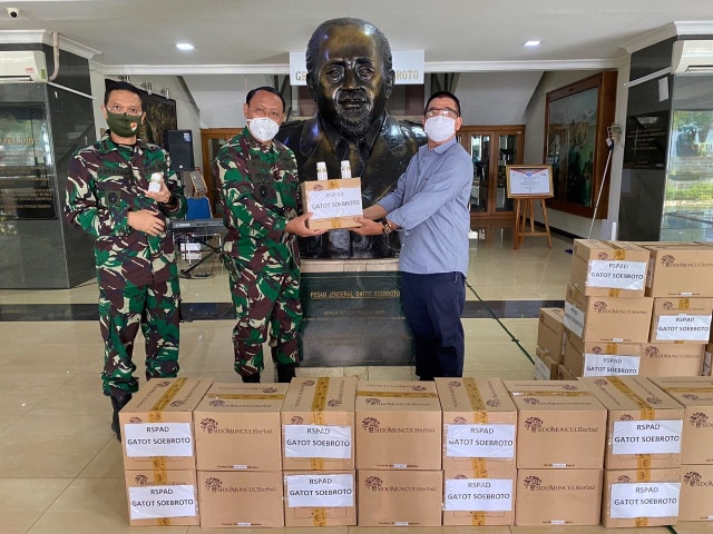 com-Penyerahan 4.000 botol kapsul JSH dari Sido Muncul kepada Wakil Direktur RSPAD Gatot Subroto Jakarta. Foto: Nada Meita Nursiswati/kumparan