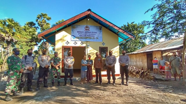 Kapolres Sikka, AKBP.Sajimin pose bersama janda miskin, Adolpa Nukak yang mendapatkan bantuan bedah rumah. Foto: Albert Aquinaldo.