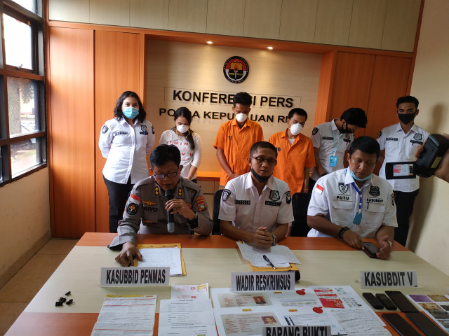 Konferensi pers terkait pengungkapan pelaku pembobolan rekening milik warga Batam di Mapolda Kepri. Foto: Rega/kepripedia.com