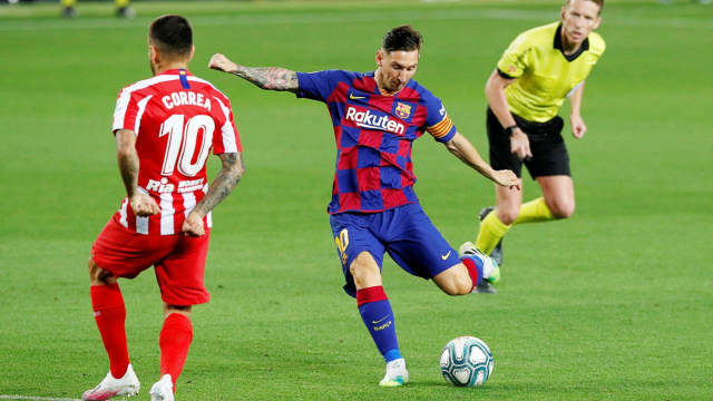 Lionel Messi (tengah) melepaskan tendangan saat menghadapi Atletico Madrid di Stadion Camp Nou, Barcelona, Spanyol, (30/6). Foto: Albert Gea/REUTERS