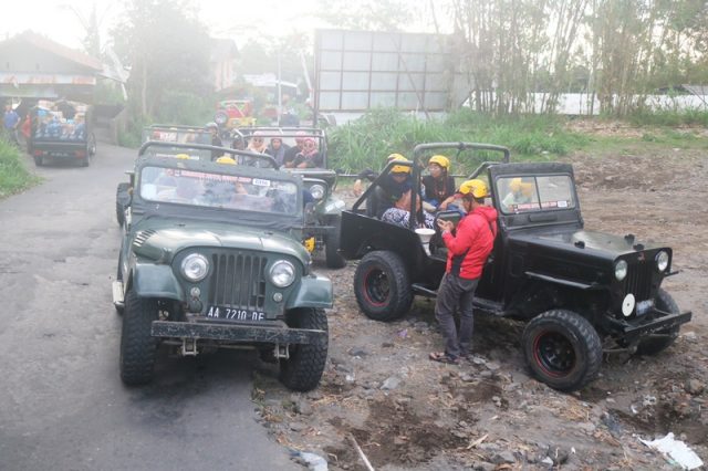 Kegiatan keliling kawasan Kaliurang dengan menggunakan mobil jip. (Foto: Istimewa)