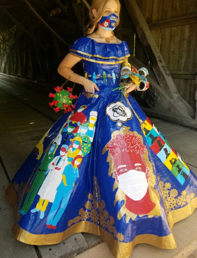 Peyton Manker, remaja asal Illinois yang membuat gaun dari lakban dengan tema virus corona. | Foto: Facebook/Suzy Smith Manker