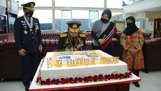 Suasana saat Panglima TNI Marsekal TNI Hadi Tjahjanto memberikan kejutan kepada Kapolri Jenderal Pol Idham Azis pada peringatan HUT ke-74 Bhayangkara.  Foto: Puspen TNI