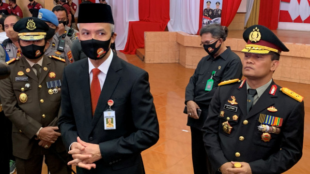 Gubernur Jateng Ganjar Pranowo dan Kapolda Jateng Irjen Pol  Ahmad Luthfi usai mengikuti upacara HUT ke-74 Bhayangkara secara virtual di Mapolda Jawa Tengah. Foto: Afiati Tsalitsati/kumparan