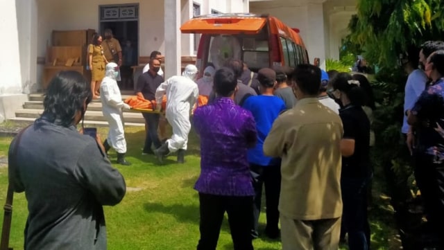 Evakuasi pelaku gantung diri di UPTD Dinas Koperasi, Bali - IST