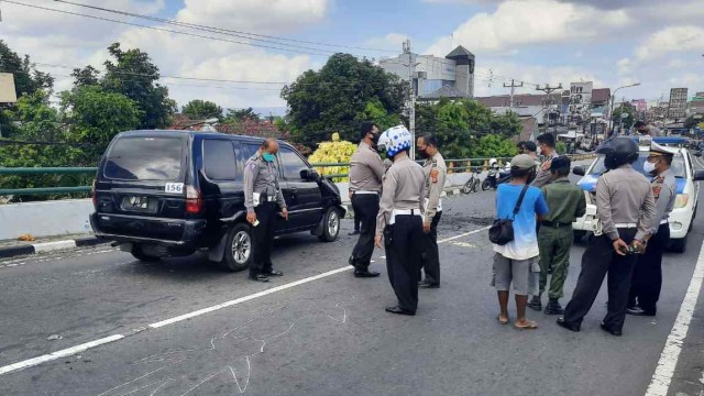 Kecelakaan lalu lintas motor dan mobil pengangkut uang berjenis Isuzu Panther di jalan layang Lempuyangan, Yogyakarta. Foto: Dok. Istimewa
