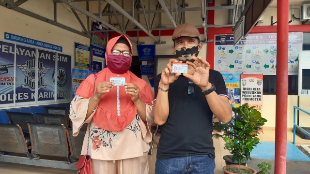 ﻿﻿Pasangan suami istri menunjukan SIM C gratis dari Polres Karimun. Foto : Khairul S/Kepripedia.com