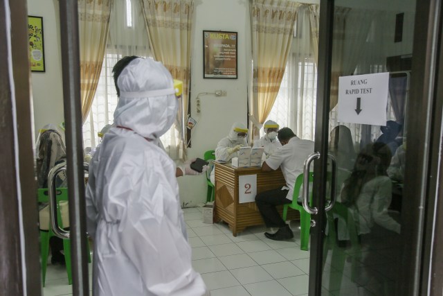 Melihat ASN di Aceh Jalani Rapid Test COVID-19 (1304372)