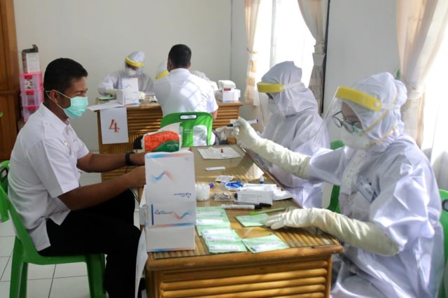 Melihat ASN di Aceh Jalani Rapid Test COVID-19 (1304373)
