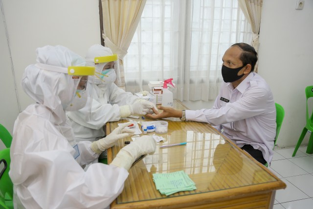 Melihat ASN di Aceh Jalani Rapid Test COVID-19 (1304377)