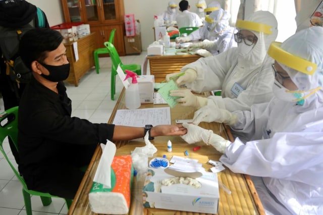 Melihat ASN di Aceh Jalani Rapid Test COVID-19 (1304380)