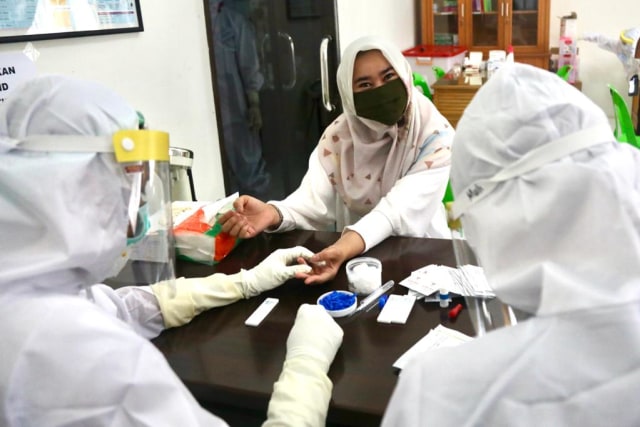 Melihat ASN di Aceh Jalani Rapid Test COVID-19 (1304381)