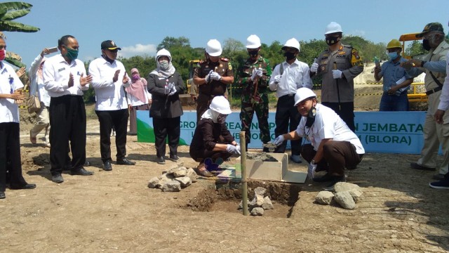 Bupati Bojonegoro, Dr Hj Anna Muawanah didampingi Wakil Bupati Blora, H Arief Rohman MSi, saat lakukan Peletakan Batu Pertama (Ground Breaking) pembangunan Jembatan Luwihhaji-Medalem (LUME). Rabu (01/07/2020).