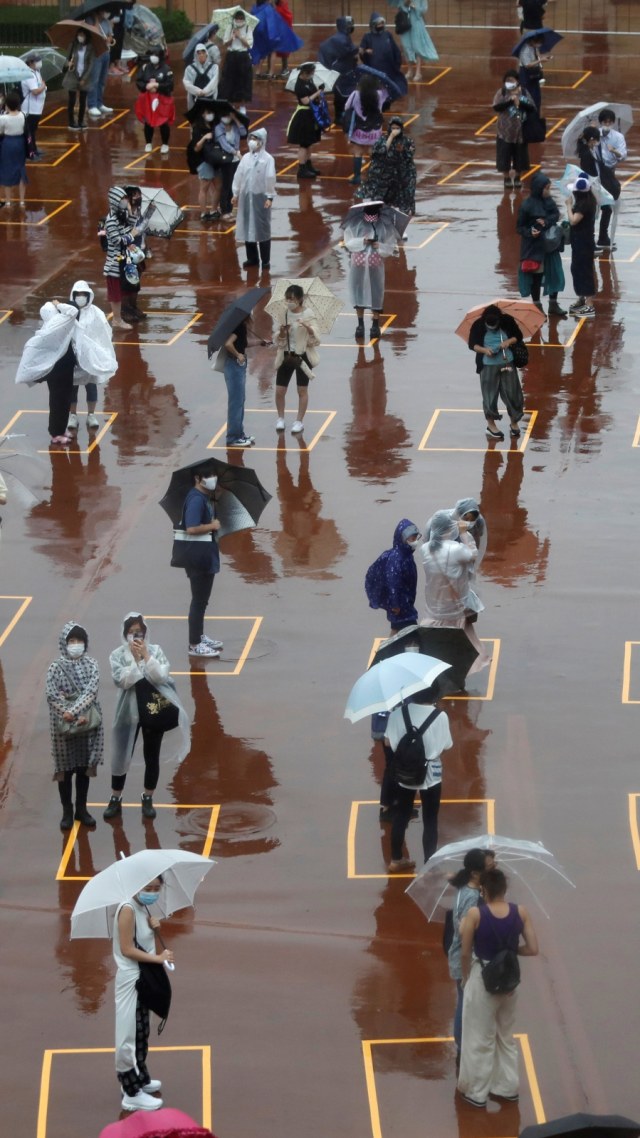 Penerapan jaga jarak sosial di depan pintu masuk Disneyland Tokyo. Foto: Issei Kato/Reuters