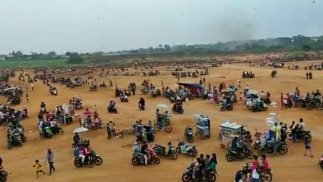 Rombongan motor berada di lapangan tanah merah. (Foto: @depok24jam/Instagram)