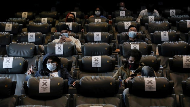 Penerapan social distancing di bioskop Malaysia