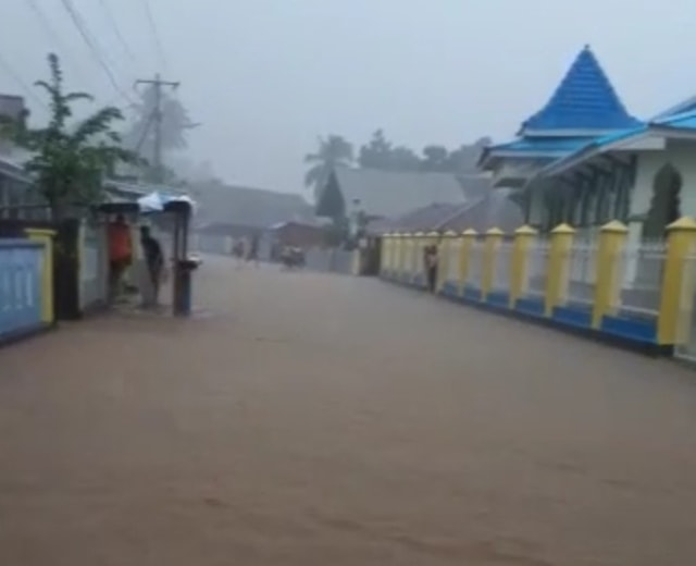 Jalan utama Kelurahan Rua, Kota Ternate, terendam banjir. Foto: potongan video dari warga