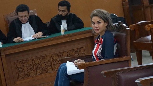 Nikita Mirzani saat menjalani sidang di Pengadilan Negeri Jakarta Selatan, Jakarta, Rabu, (1/7). Foto: Ronny