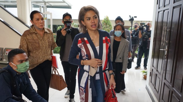 Nikita Mirzani saat menjalani persidangan di Pengadilan Negeri Jakarta Selatan, Jakarta, Rabu (1/7). Foto: Ronny