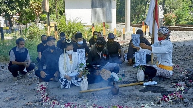 Pihak keluarga korban tabrak lari Jalan Layang Manahan bersama sejumlah seniman melakukan aksi Ritual Ruwatan untuk memperingati satu tahun kejadian. Foto: Bambang Dwi Marwoto./Antara