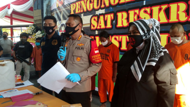 Kapolresta Cirebon Kombes Pol Syahduddi memberikan keterangan pers terkait kasus pencabulan yang dilakukan seorang kakak terhadap adiknya. (Ciremaitoday)