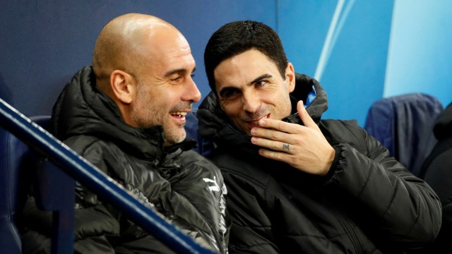 Pep Guardiola dan Mikel Arteta. Foto:  Reuters/Jason Cairnduff