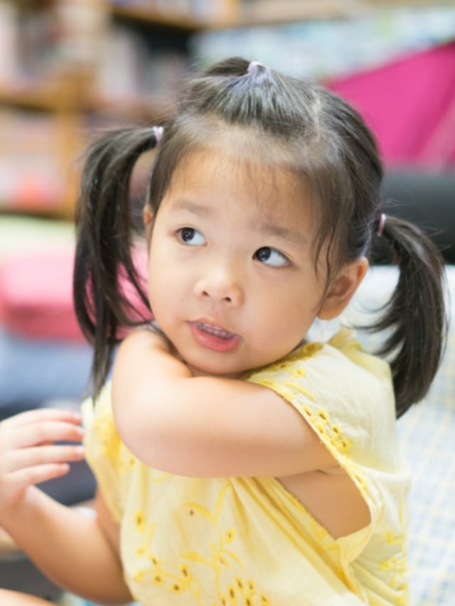ilustrasi anak menggaruk punggungnya karena masalah kulit Foto: Shutterstock