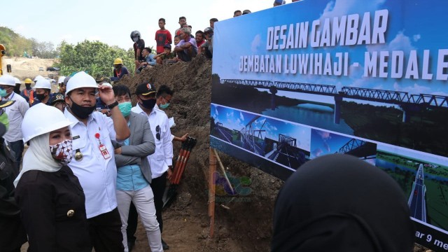 Bupati Bojonegoro, dan Wakil Bupati Blora, bersama jajaran forpimda dari kedua daerah, saat hadiri Peletakan Batu Pertama (Ground Breaking) pembangunan Jembatan Luwihhaji-Medalem Rabu (01/07/2020).