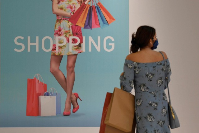 Pengunjung menenteng tas belanja saat mengunjungi Mall Grand Indonesia, Jakarta, Rabu (1/7). Foto: Puspa Perwitasari/ANTARA FOTO